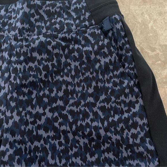 Athleta Brooklyn Printed Leopard Shorts 18 - Picture 4 of 7